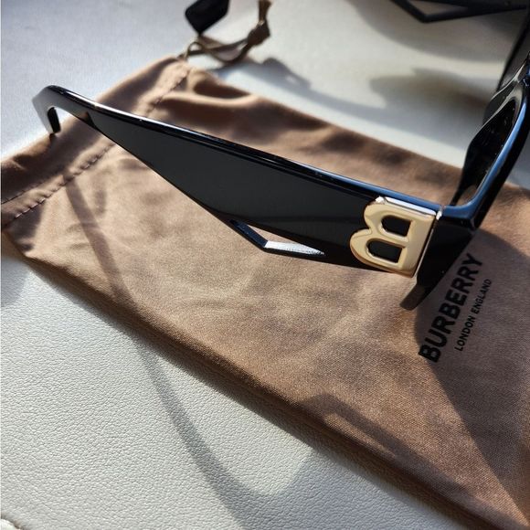 BURBERRY Motif Black Rectangle Sunglasses - Picture 7 of 9
